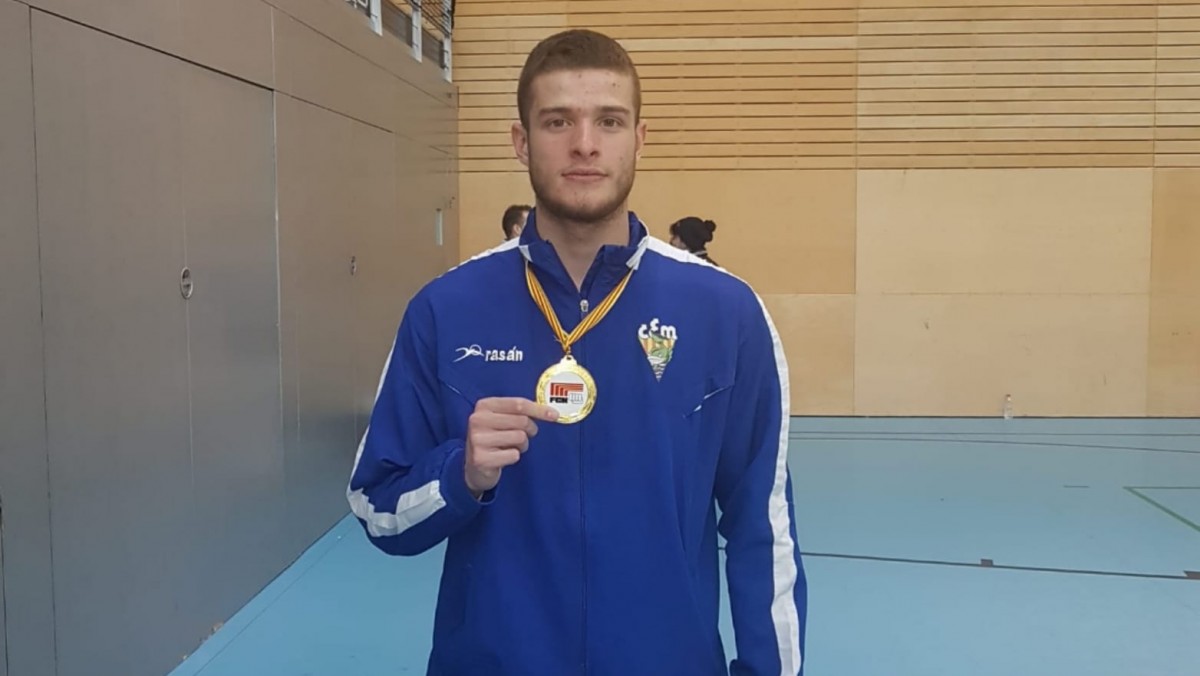 Marc Camacho amb la medalla de campió de Catalunya de Clubs 2019 de karate