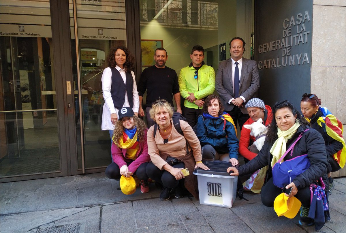 Rai López i alguns dels activistes que fan el Camí a la República a la Casa de Perpinyà