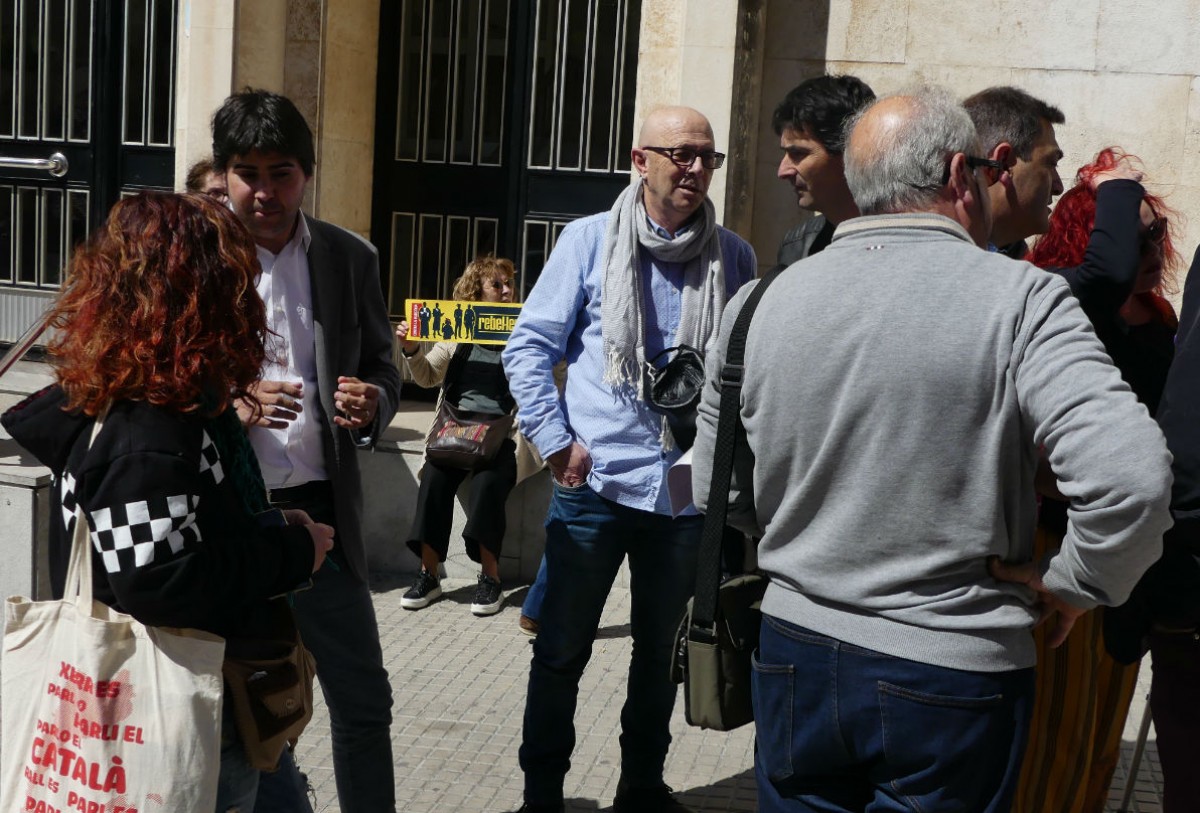 L'advocat Carles Perdiguero (esquerra) i a la sortida dels jutjats de Tarragona aquest dijous. 