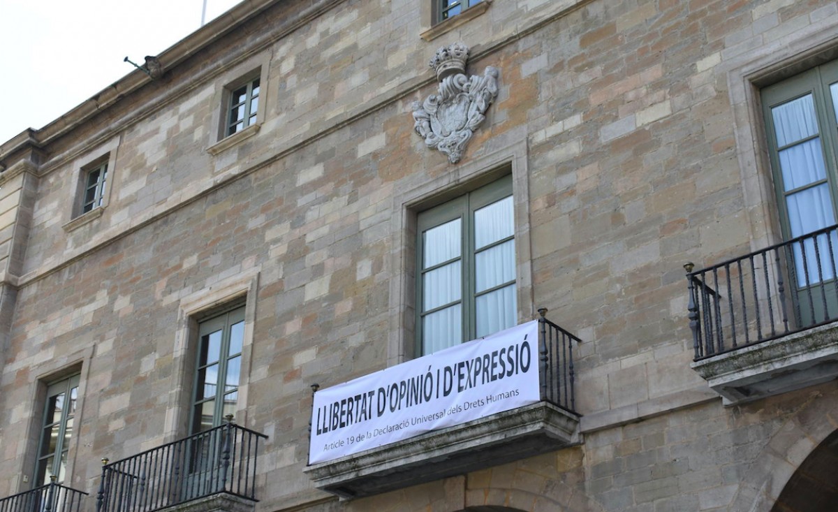 L'Ajuntament de Manresa penja una pancarta al·ludint a la llibertt d'expressió que substitueix l'estelada i el llaç groc