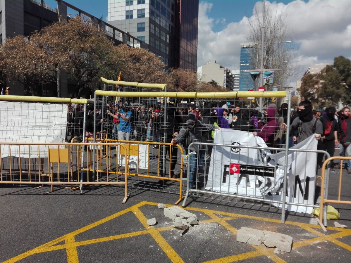 Barricada al carrer Tarragona, en la manifestació de repulsa a Vox a Barcelona