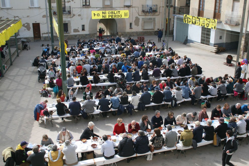 El dinar va aplegar desenes de persones a la plaça del Bisbe Badia