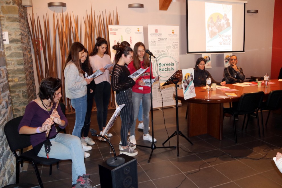Alumnes llegint poemes durant l'acte institucional del Dia de les Dones a Sort