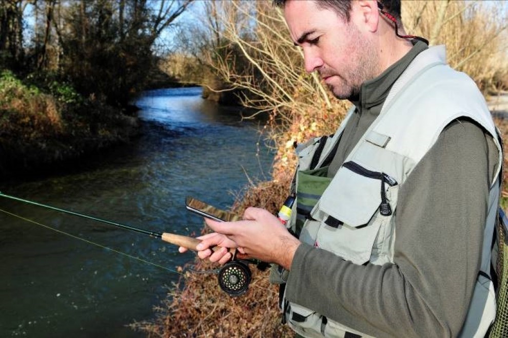 Pescador de riu utilitzant la nova aplicació