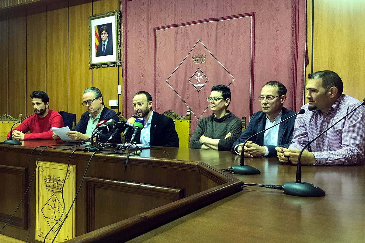 Pla general de part dels regidors de Riba-roja d'Ebre, amb l'alcalde Antoni Suàrez al centre, atenent els mitjans de comunicació
