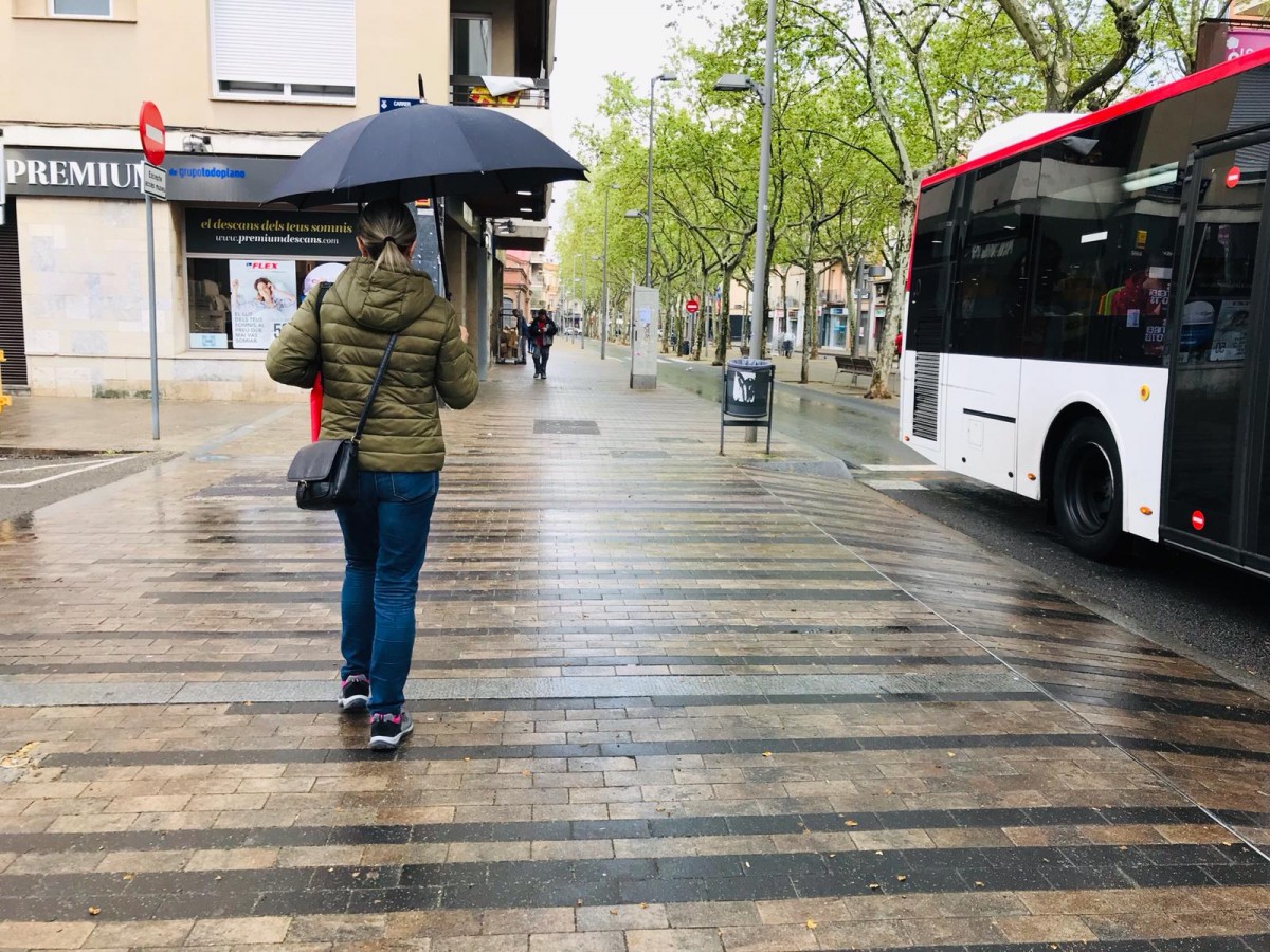 Vianants sota la pluja a Sabadell.