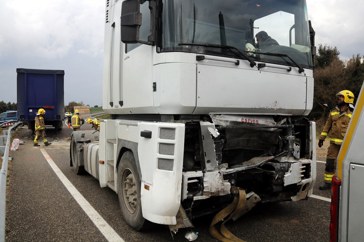 El camió que ha xocat frontalment amb un vehicle a Sant Guim de Freixenet