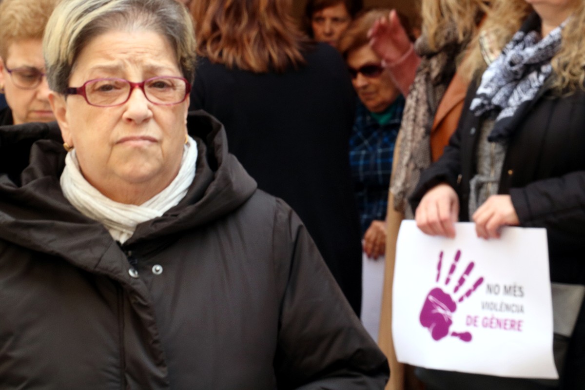 Manifestació a Ulldecona en repulsa de l'assassinat d'una dona a Vinaròs 