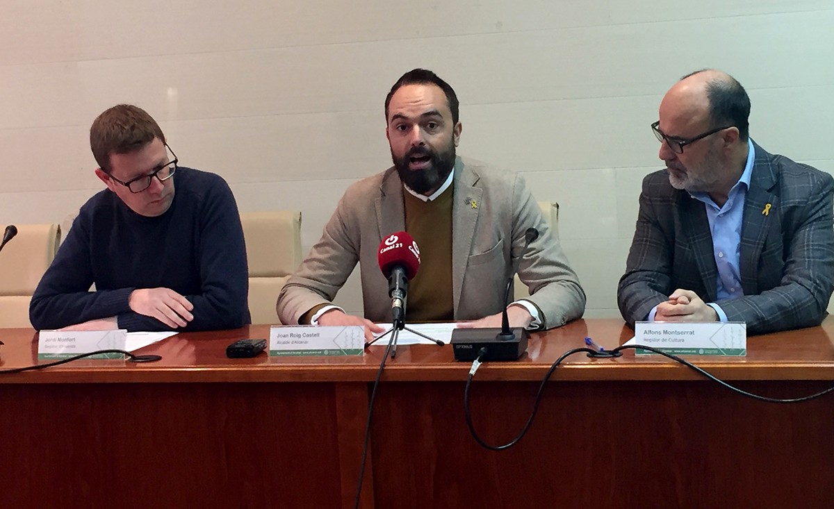 L'alcalde, Joan Roig, amb el regidor d'Hisenda, Jordi Monfort i l'exalcalde i actual regidor de Cultura, Alfons Montserrat.