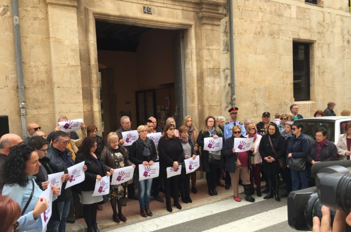 Manifestació a Ulldecona en repulsa de l'assassinat d'una dona a Vinaròs.