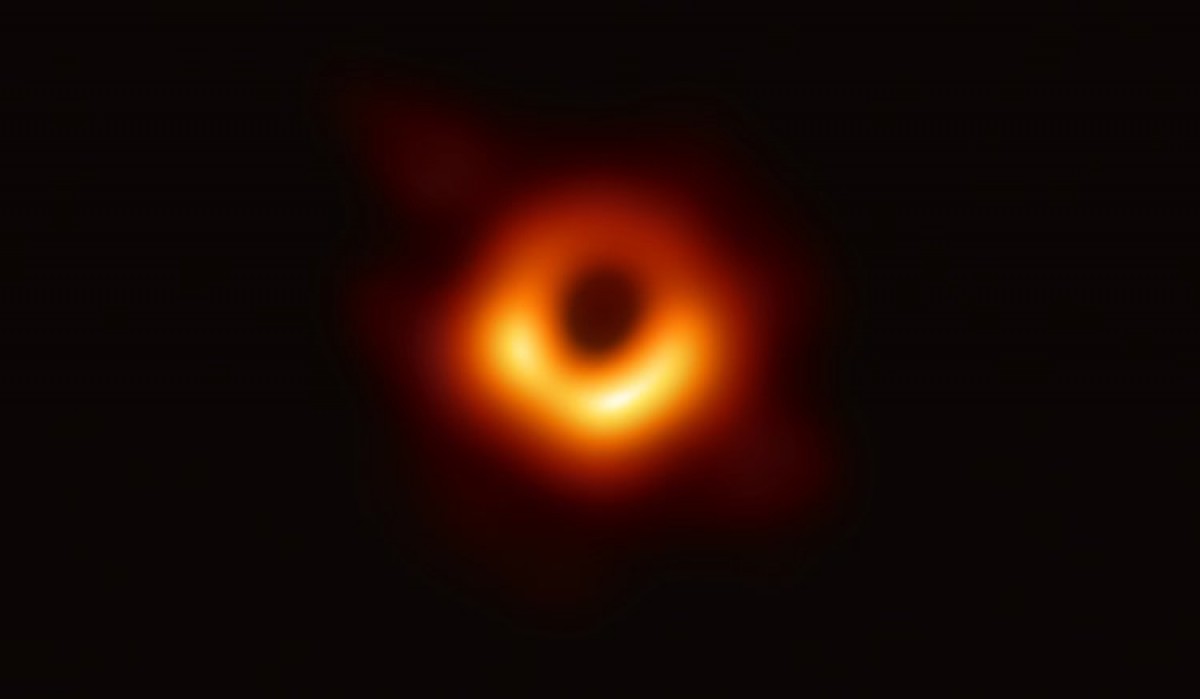 El forat negre al centre de la galàxia M87