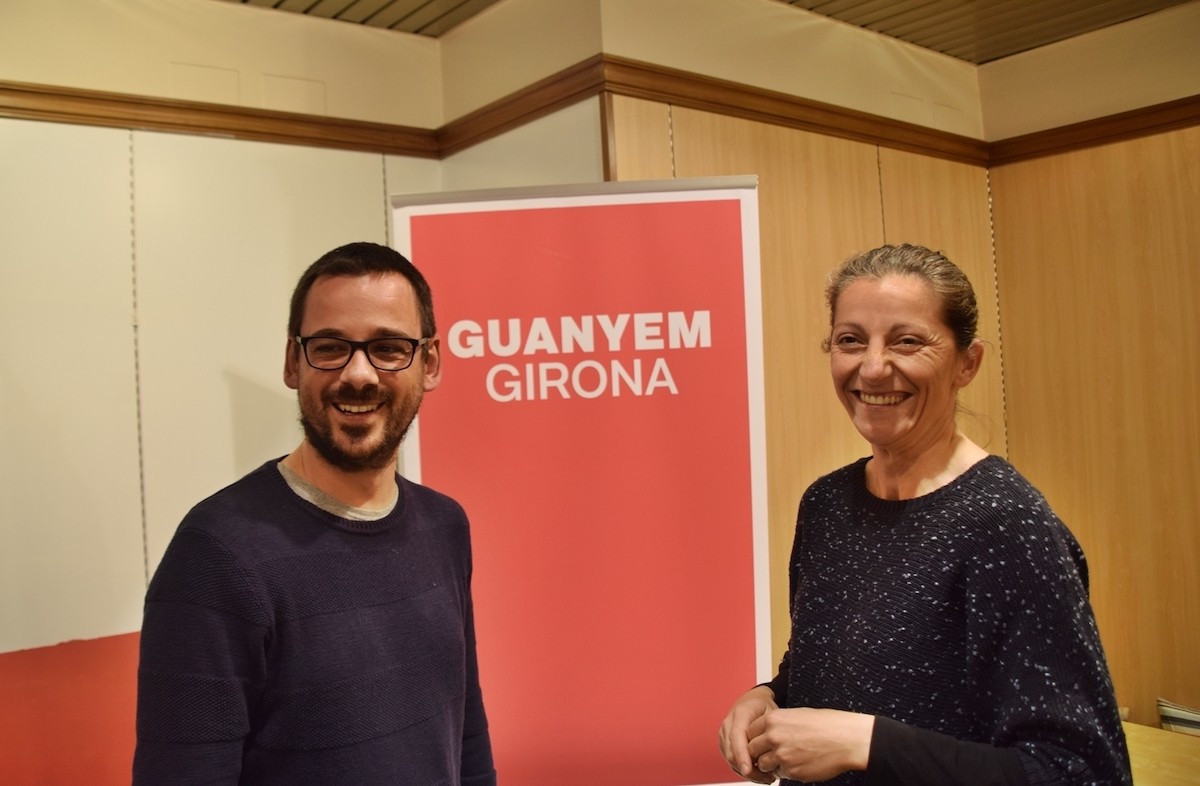 Lluc Salellas i Noe Jordana al nou local de Guanyem Girona.