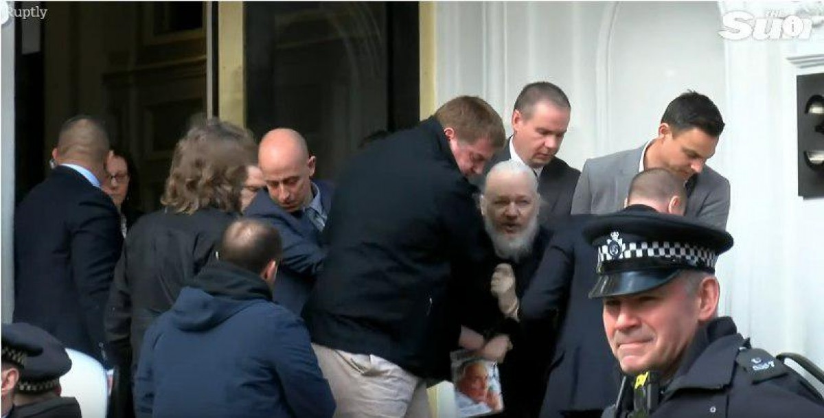 Julian Assange, detingut a Londres