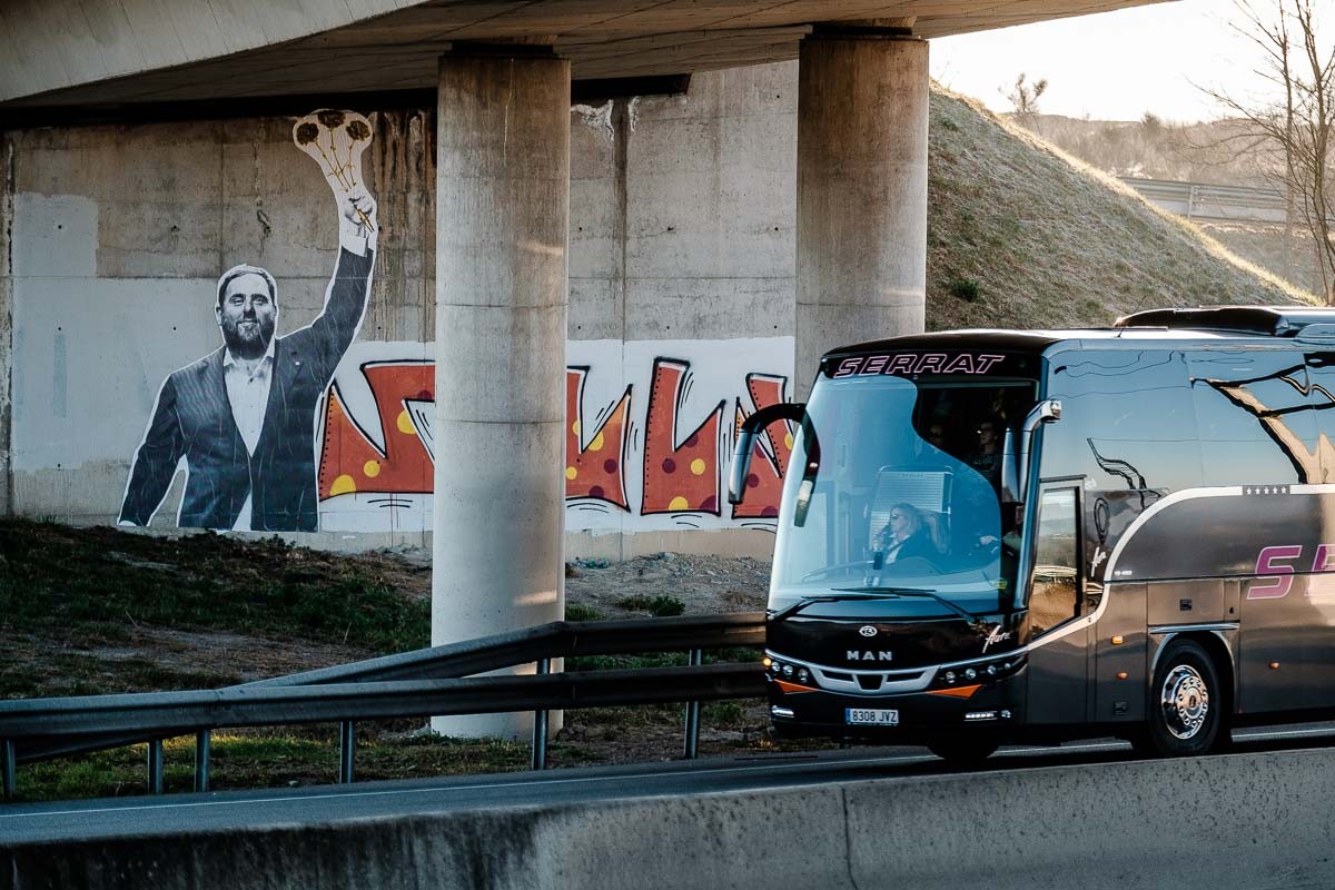 Un grafiti d'Oriol Junqueras en un pont de la C-17