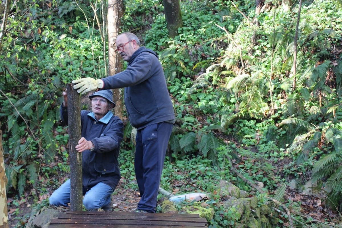 Josep Valls i Cristo Juárez arreglant una de les passeres forestals d'Arbúcies