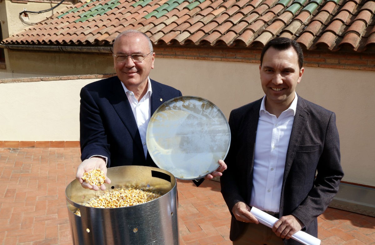 L'alcalde de Reus, Carles Pellicer, i el regidor de Medi Ambient, Daniel Rubio, al costat d'un dispensador de pinso anticonceptiu per a coloms.  