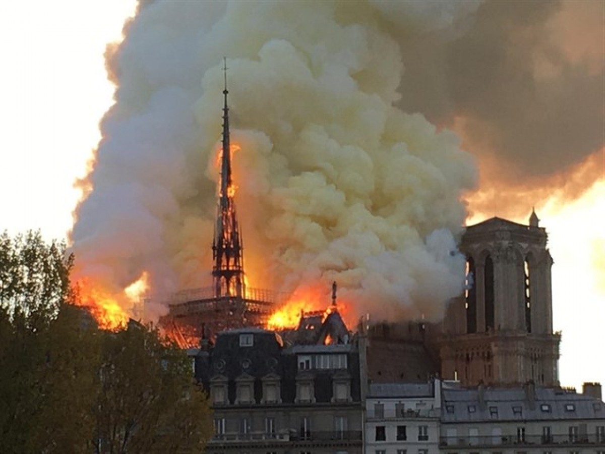 La catedral de Notre-Dame en flames, ja sense l'agulla