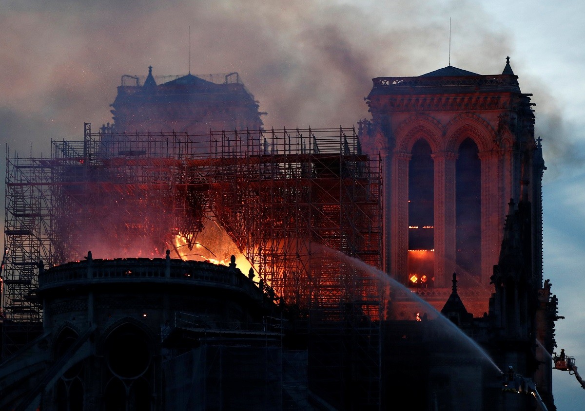 La catedral de Notre-Dame de París en flames, en una imatge de nit