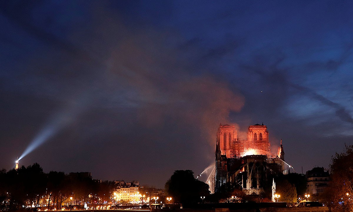 Notre-Dame, en flames durant aquesta nit