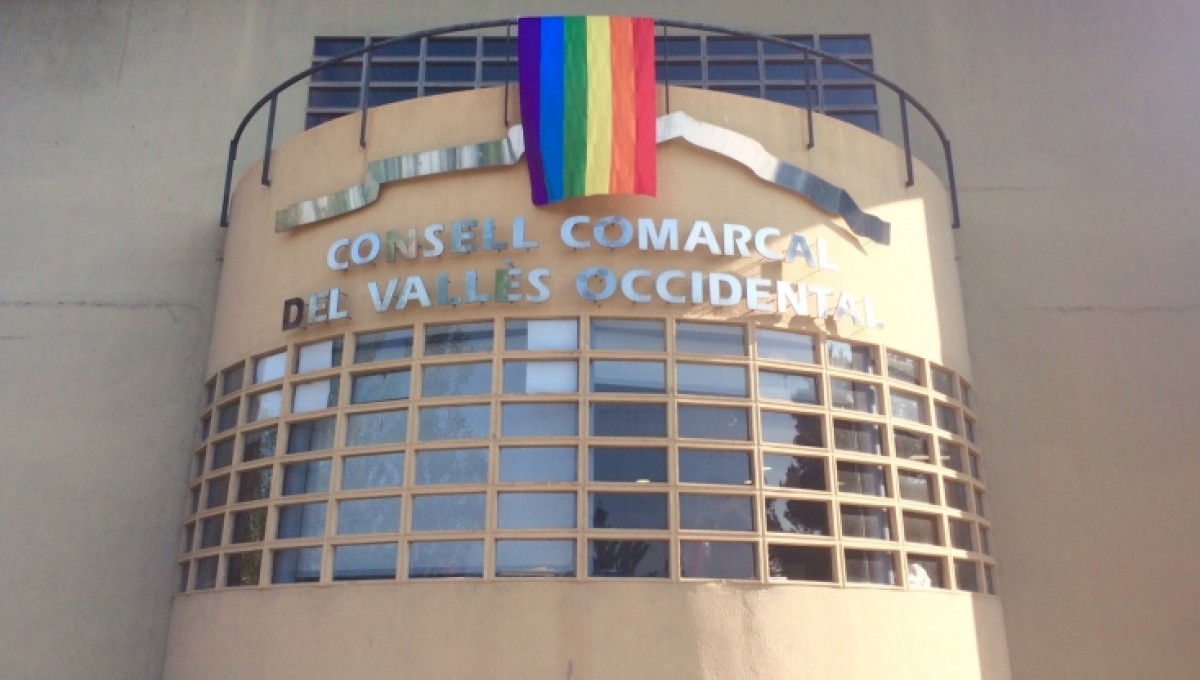 Seu del Consell Comarcal amb la bandera LGTBI. 