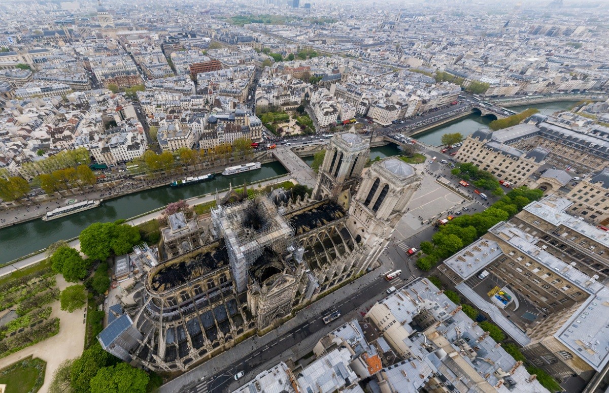 Notre-Dame, després del devastador incendi, a vista d'ocell.