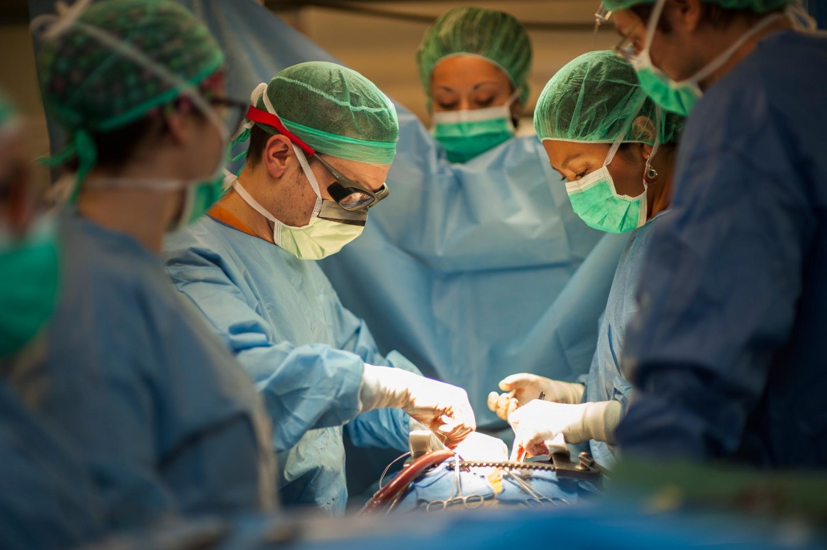 Una operació de trasplantament cardíac a l'HUB