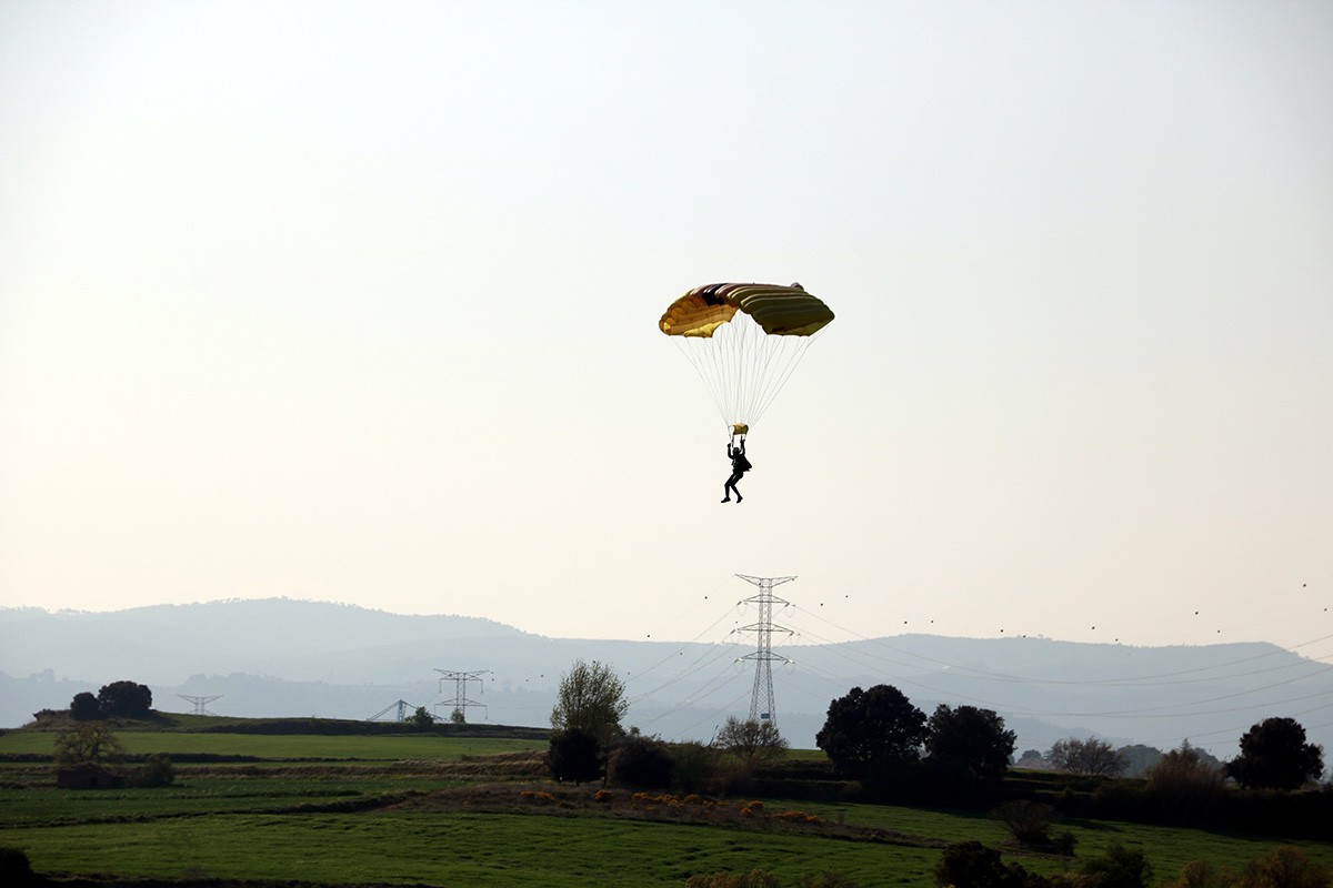 Un paracaigudista aterrant a les instal·lacions de ¿Saltamos.es? a Sant Fruitós de Bages