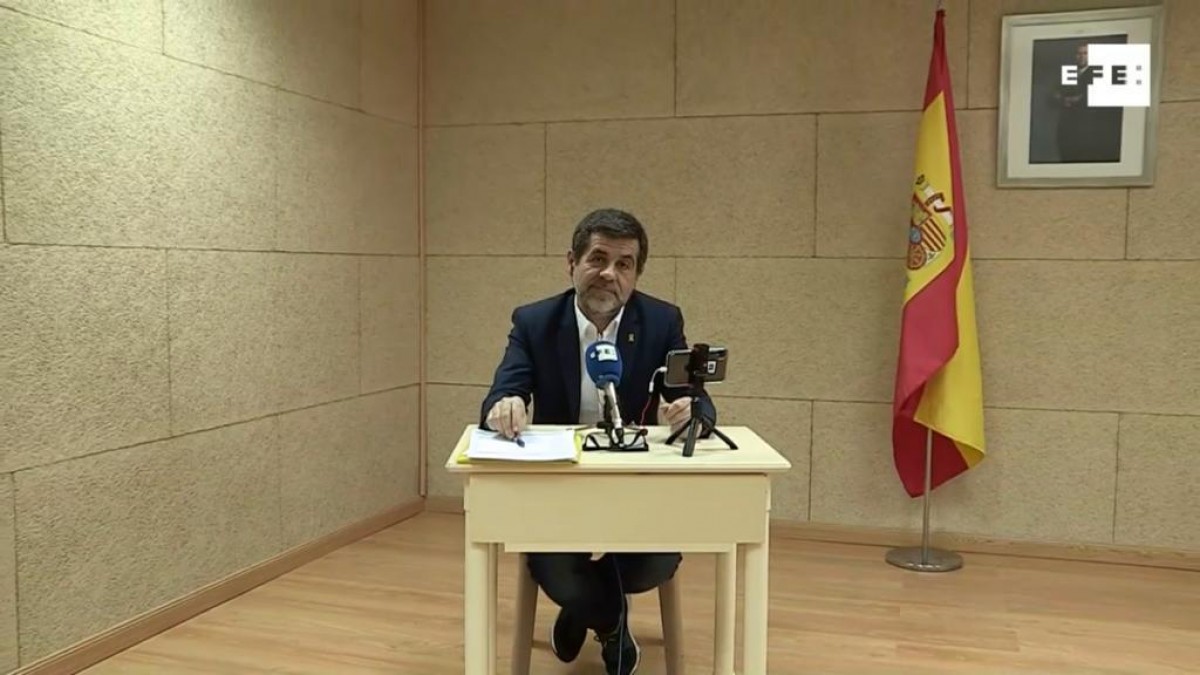 Jordi Sànchez, des de Soto del Real amb una bandera espanyola i una foto del rei Felip VI