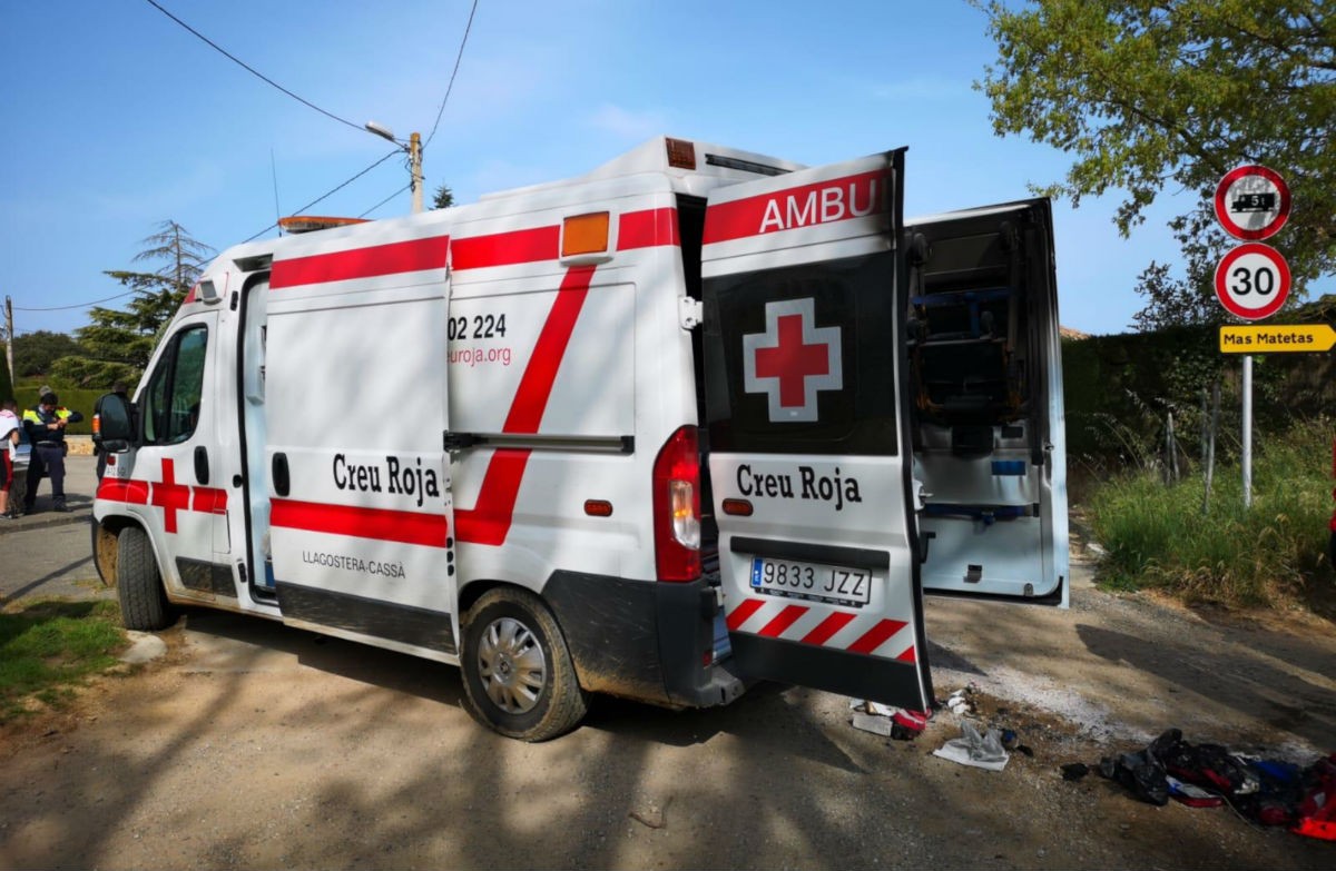 L'ambulància, parcialment cremada, que han robat aquest dissabte a Llagostera. 