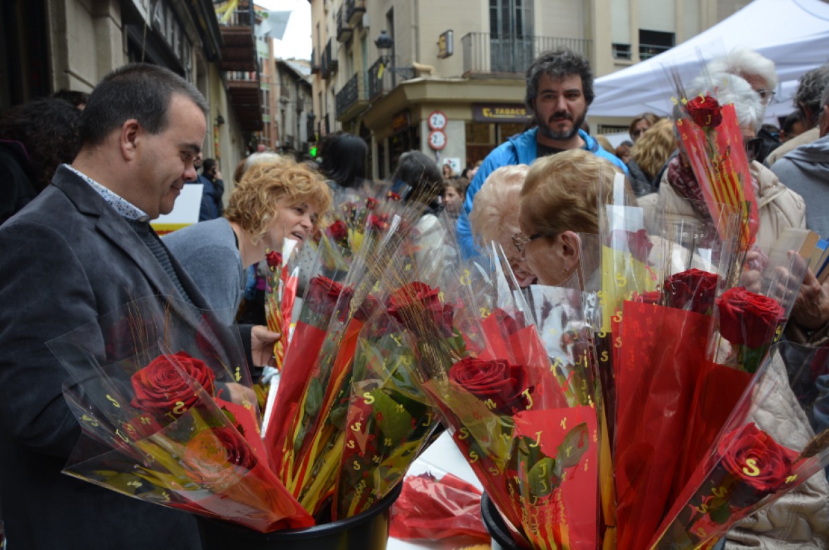 Parades de llibres i roses per Sant Jordi a Berga.