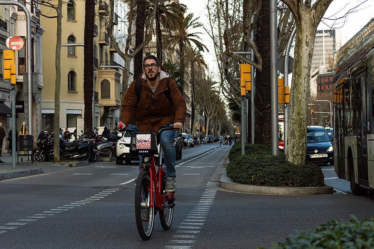 Un home en bicicleta per Barcelona.