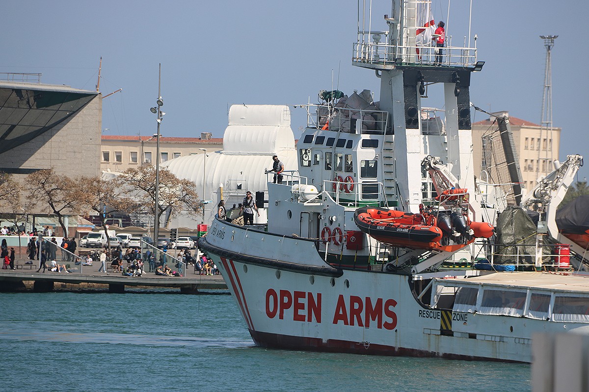 Imatge de l'Open Arms sortint del port de Barcelona el 23 d'abril del 2019