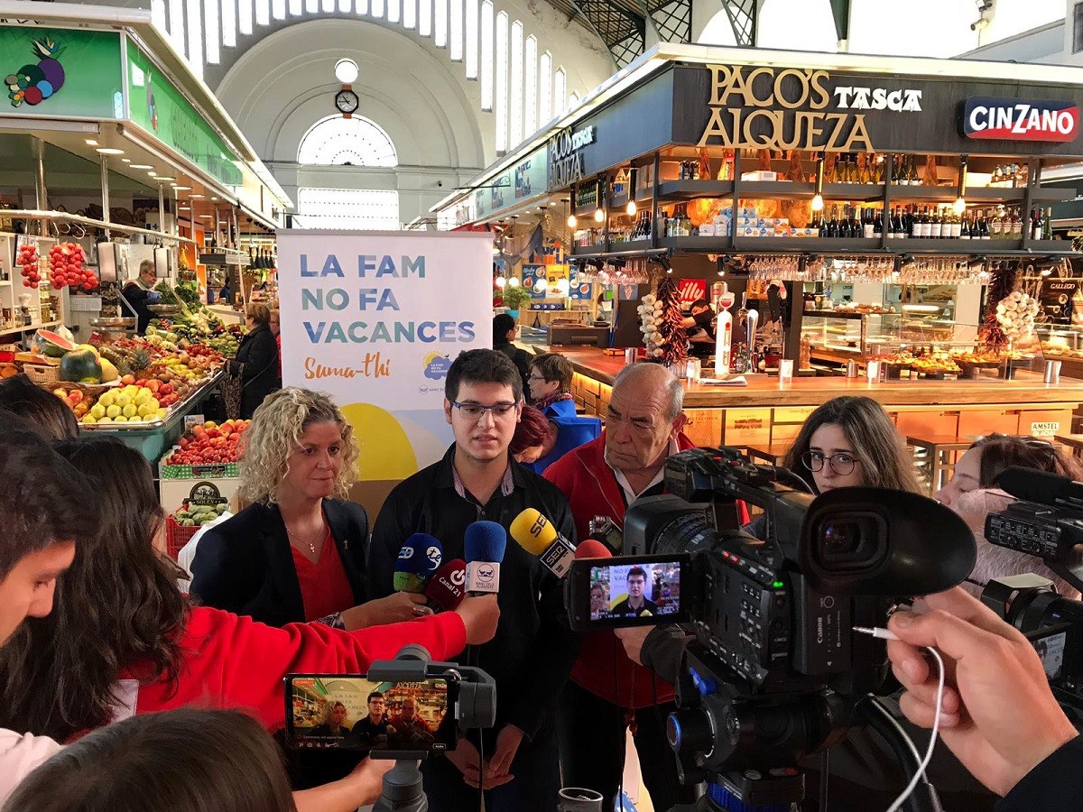 El coordinador i portaveu del Banc dels Aliments a les Terres de l'Ebre, Òscar Ologaray, al centre, amb l'alcaldessa de Tortosa, Meritxell Roigé, i representants d'entitats socials al mercat municipal.