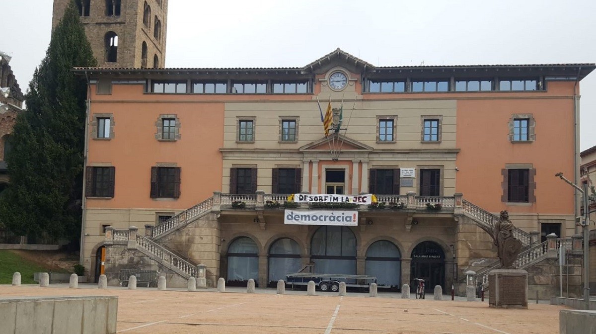 L'Ajuntament de Ripoll, amb simbologia sobiranista i un missatge contra la JEC