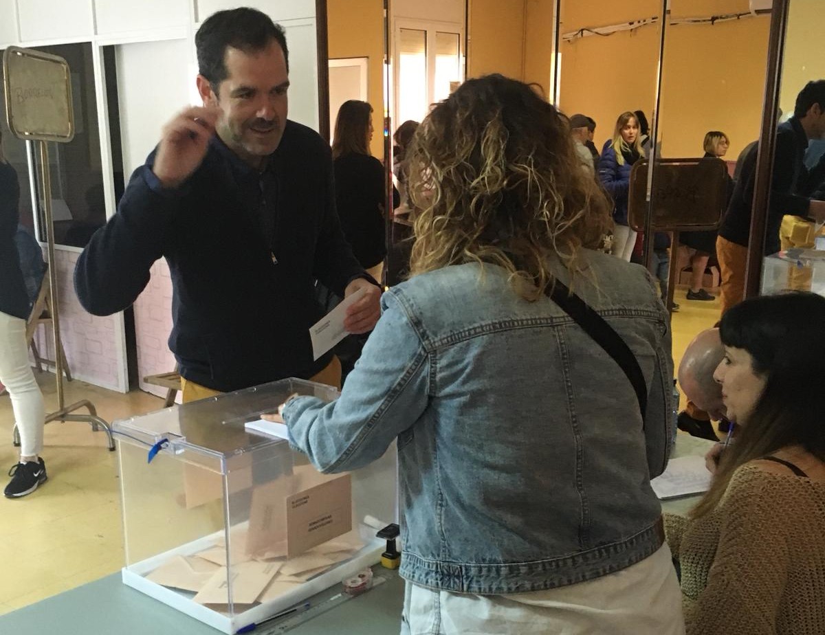 Manel Bueno és el candidat del Vallès Oriental d'ERC. Votant a Sant Celoni.