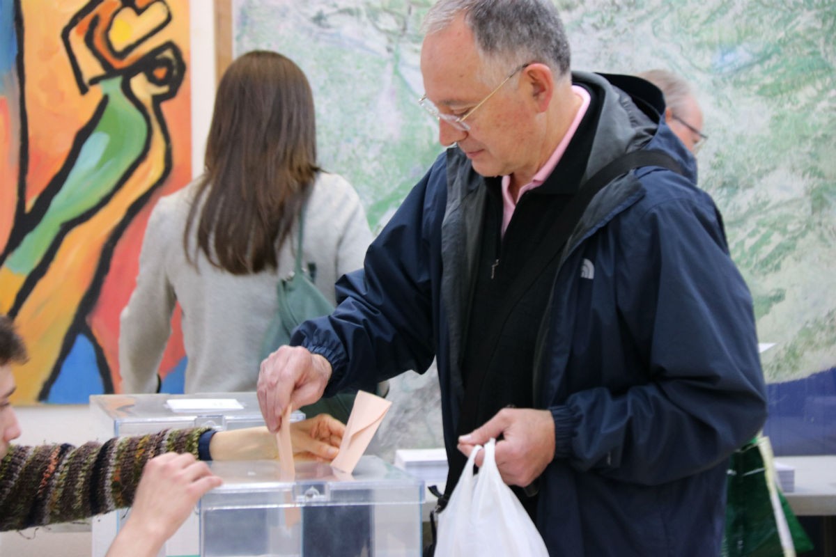 Un ciutadà votant en unes eleccions anteriors