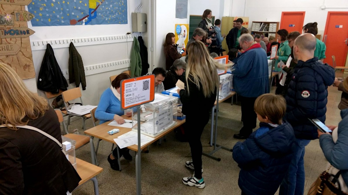 Votants a l'escola Ribatallada de Sabadell