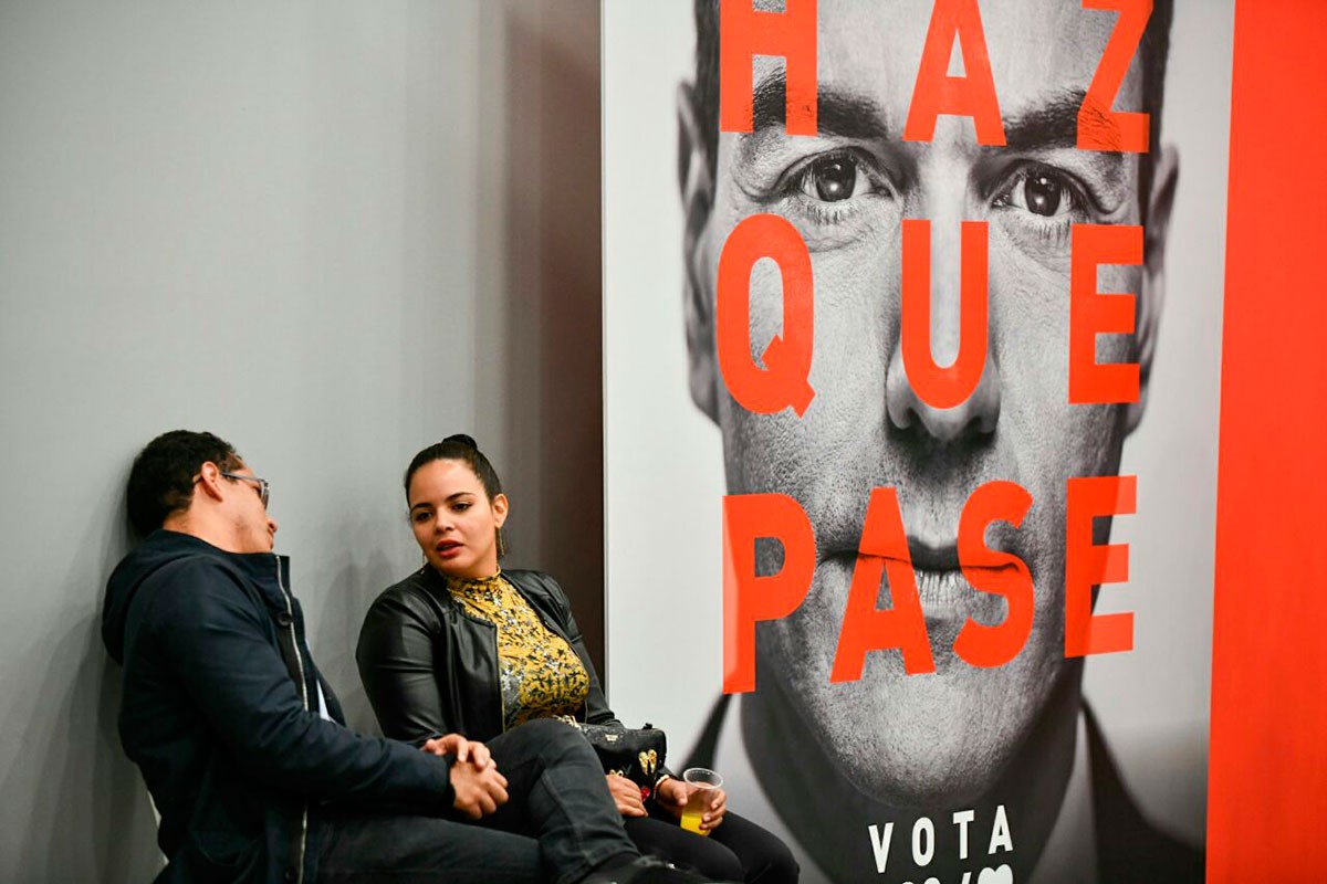 Pedro Sánchez, en un cartell a la seu electoral del PSC