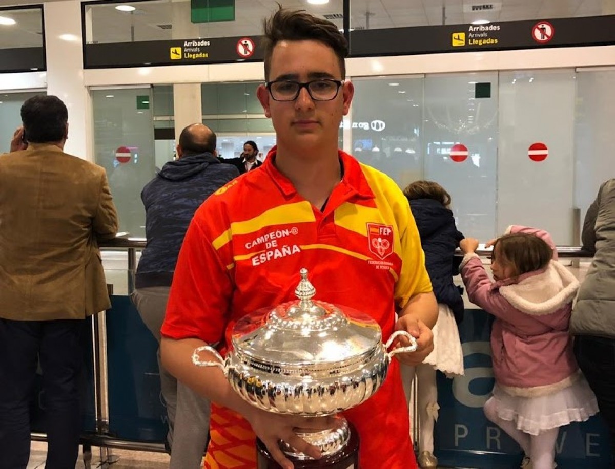 Óscar Zamorano amb la copa de Campió d'Espanya de la Llliga Nacional de Comunitats