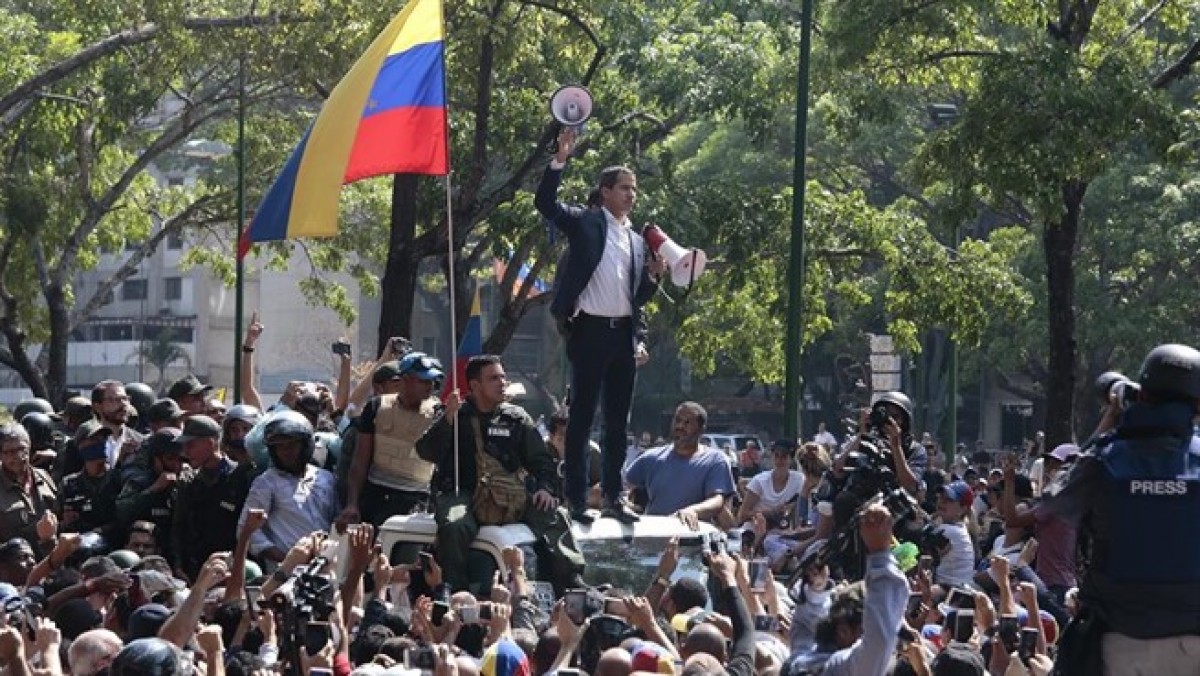Juan Guaidó es dirigeix als seus partidaris des de dalt d'un cotxe a Caracas.