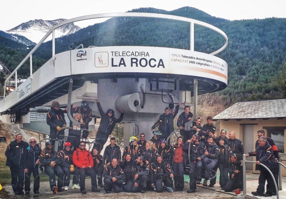 Els treballadors d’Espot es van fotografiar amb el telecadira la Roca.
