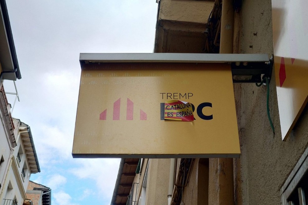 Imatge d’un dels adhesius enganxats al local d’ERC a Tremp