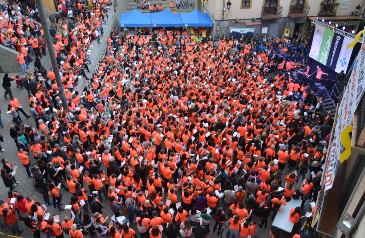 Més de 1.700 persones omplen la plaça de Sant Pere en una macrocantada solidària contra el càncer.