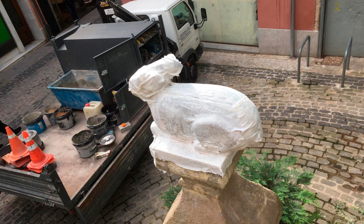 L'escultura del conill del capdamunt de la font ha estat retirada per a la seva restauració.
