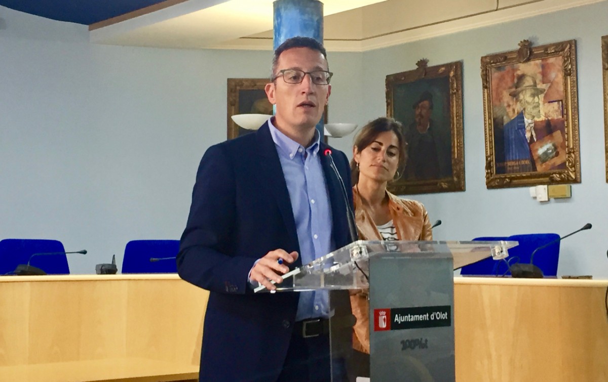 Estanis Vayreda i Mariona Mañà a la Sala de Plens de l'Ajuntament d'Olot.