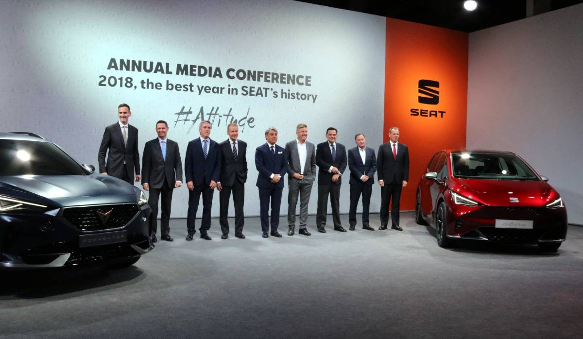 Foto de grups dels directius del grup Volkswagen minuts abans de començar la roda de premsa de presentació de resultats del 2018, sense cap dona.