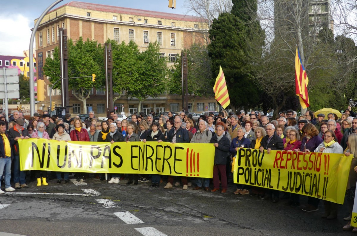 Concentració a Tarragona contra el veto de la JEC a Puigdemont. 