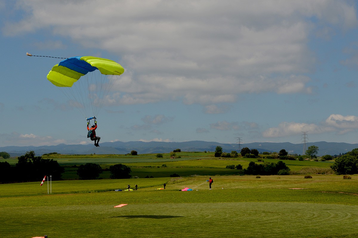 Un paracaigudista deixant-se caure a l'aeròdrom de Sant Fruitós