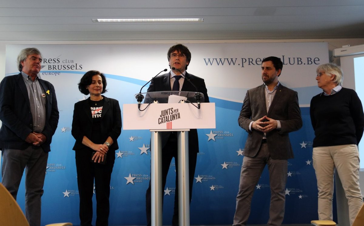 Carles Puigdemont, Toni Comín, Clara Ponsatí, Erika Casajoana i Gorka Knörr, en roda de premsa a Brussel·les