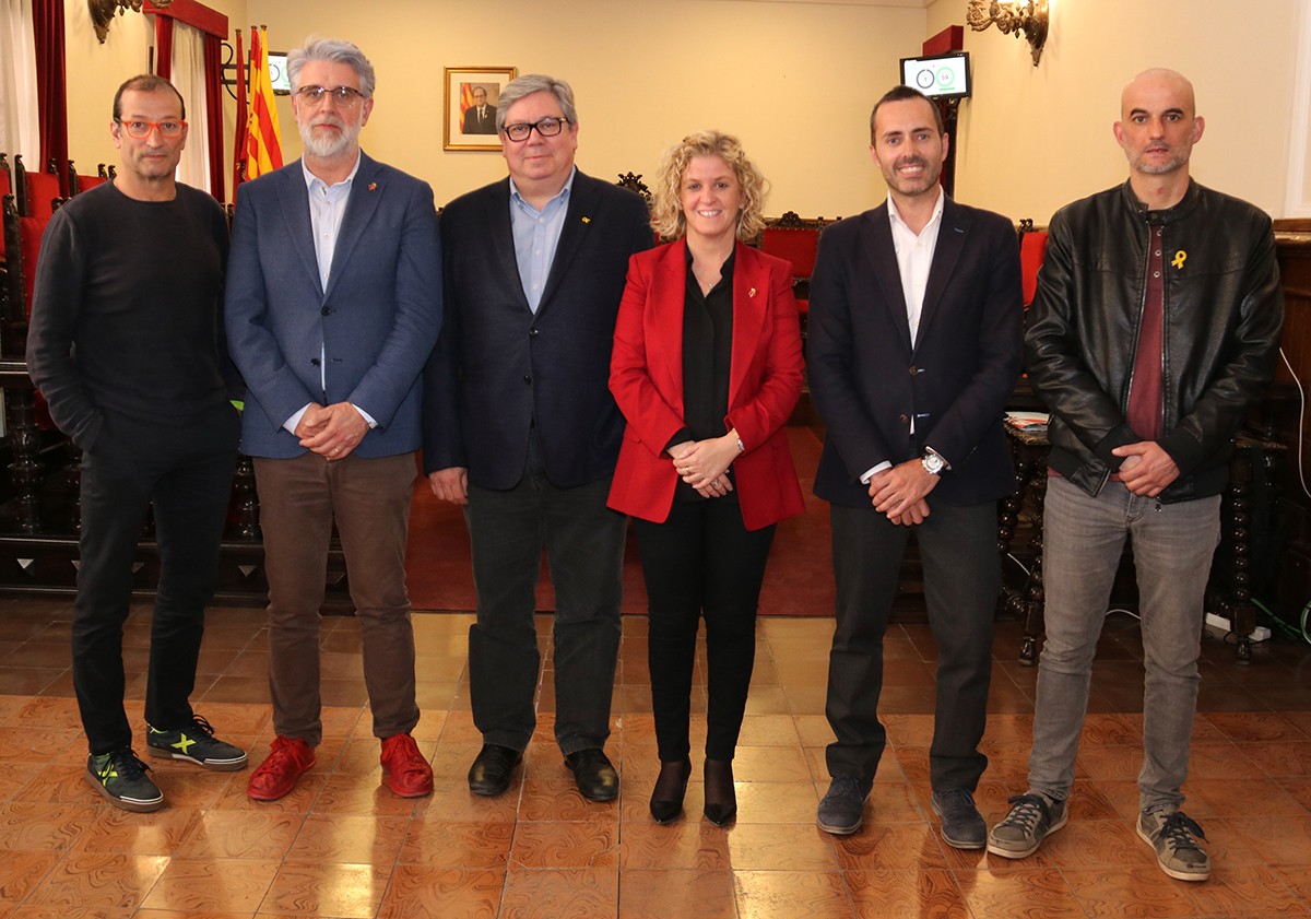Pla general dels candidats amb representació municipal a l'Ajuntament de Tortosa, d'esquerra a dreta, Toño Vallés, Enric Roig, Xavier Faura, Meritxell Roigé, Jordi Jordan i Xavier Rodríguez. 
